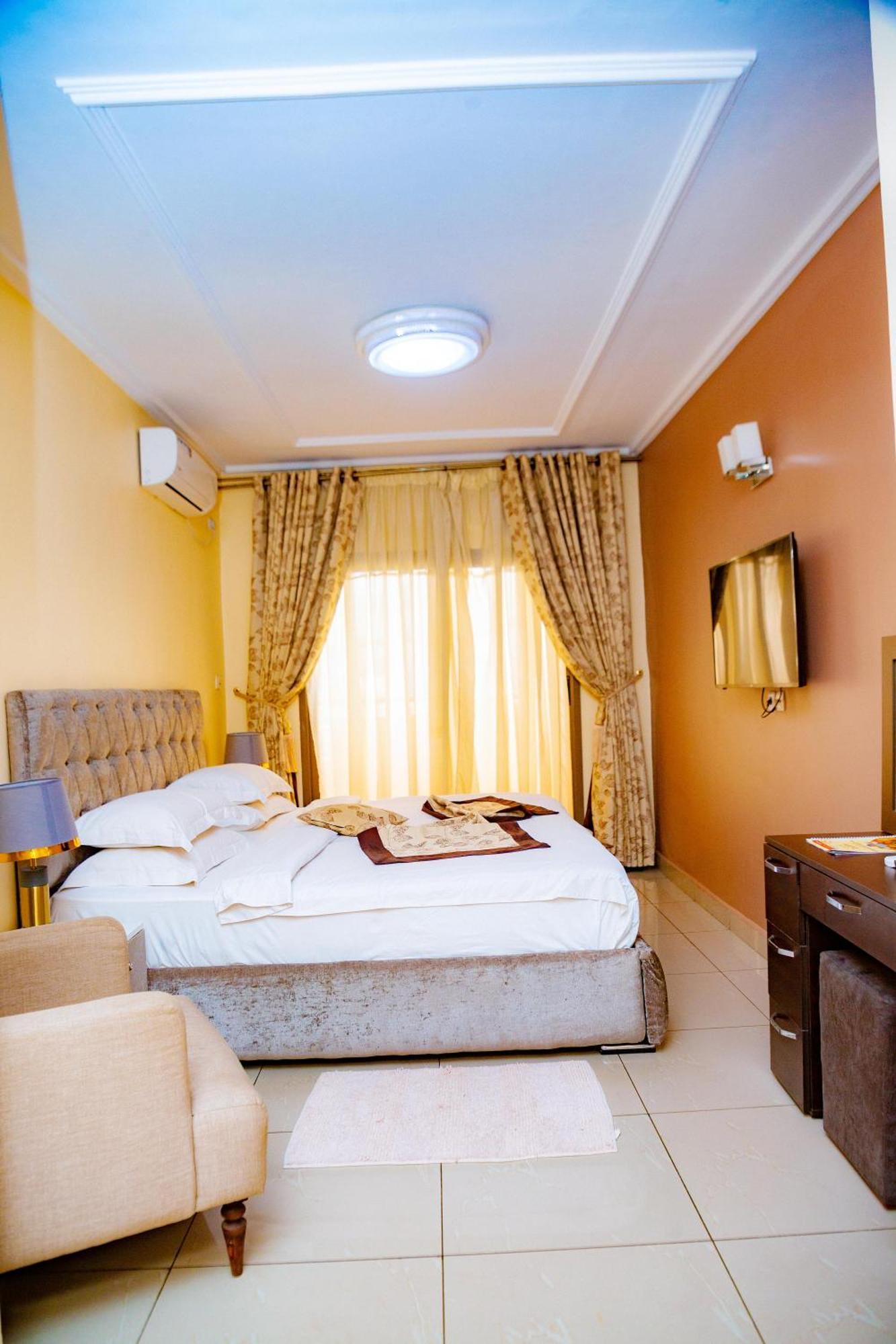 Loumia Premium Bonapriso Apartment Douala Bagian luar foto